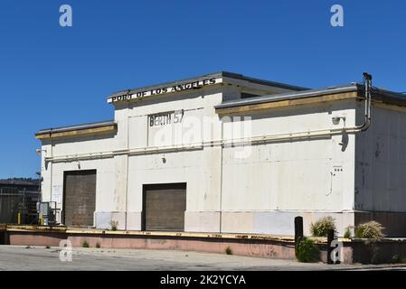 SAN PEDRO, KALIFORNIEN - 09. SEPTEMBER 2022: Liegeplatz 57 im Hafen von Los Angeles. Stockfoto