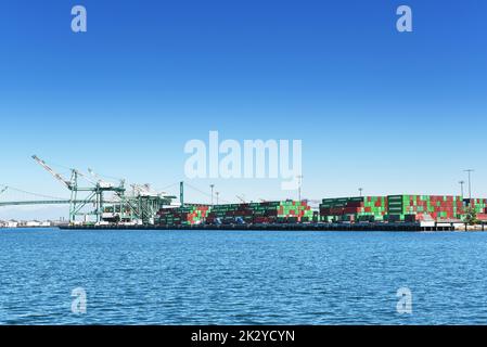 SAN PEDRO, KALIFORNIEN - 21 SEP 2022: Schiffscontainer auf dem Dock im Hauptkanal des Hafens von Los Angeles. Stockfoto