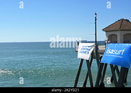 HUNTINGTON BEACH, KALIFORNIEN, 19. SEPTEMBER 2022: Banner der International Surfing Association für den Wettbewerb am Pier in Huntington Beach. Stockfoto