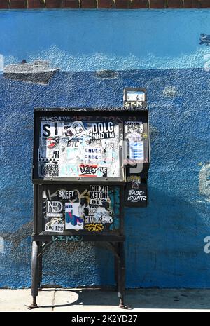 SAN PEDRO, KALIFORNIEN - 09. SEPTEMBER 2022: Zeitungsmaschine mit Aufklebern und Grafitti bedeckt. Stockfoto