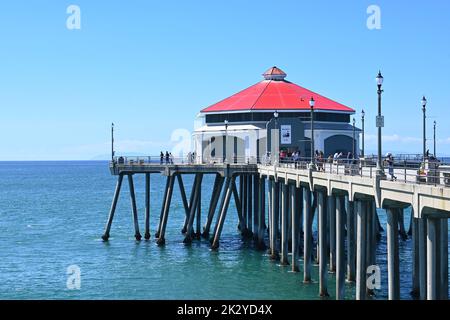 HUNTINGTON BEACH, KALIFORNIEN, 19. SEPTEMBER 2022: Bud and Genes Restaurant im alten Rubys-Gebäude am Ende des Piers. Stockfoto