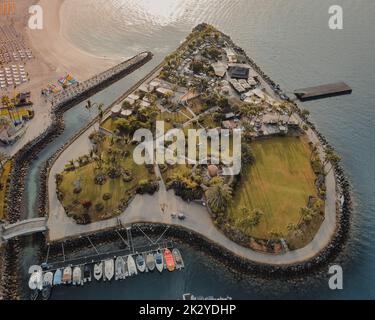 Ein Blick von oben auf eine herzförmige Insel namens Anfi del Mar auf den Kanarischen Inseln Stockfoto