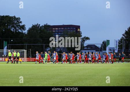 ENSCHEDE, NIEDERLANDE - 23. SEPTEMBER: Team FC Twente und Team PEC Zwolle während des Azerion Women Eredivisie-Spiels zwischen FC Twente und PEC Zwolle am 23. September 2022 im Sportpark Het Diekman in Enschede, Niederlande (Foto: Albert ten Hove/Orange Picics) Quelle: Orange Pics BV/Alamy Live News Stockfoto