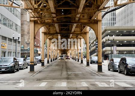 CHICAGO, ILLINOIS, USA - 12. Mai 2018: Straße und erhöhte U-Bahn-Strecke Chicago erhöht in der Innenstadt von Chicago mit Autos nähern Stockfoto