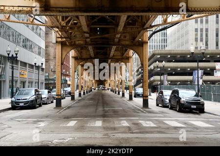 CHICAGO, ILLINOIS, USA - 12. MAI 2018: Straße und erhöhte U-Bahn-Strecke Chicago erhöht in der Innenstadt von Chicago mit Autos nähern Stockfoto