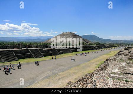 Theotihuacan - Mexiko, 04 25 2010: Gesamtansicht der antiken Stadt Theotihuacan in Mexiko Stockfoto