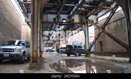 CHICAGO, ILLINOIS, USA - 12. Mai 2018: Straße und erhöhte U-Bahn-Strecke Chicago erhöht in der Innenstadt von Chicago mit Autos nähern Stockfoto