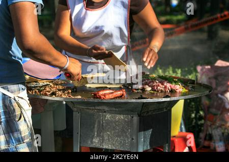 Lebensmittel verkauft werden, auf den Straßen in Mexiko Taco und tortilla Stockfoto