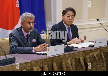 New York City, USA. 23. September 2022. Der indische Außenminister Subrahmanyam Jaishankar, nimmt Stellung und der japanische Außenminister Hayashi Yoshimasa, rechts, schaut während des Quad-Treffens im Indo-Pazifik-Raum am Rande der Sitzung der UN-Generalversammlung 77. am 23. September 2022 in New York City. Kredit: Ron Przysucha/Außenministerium Foto/Alamy Live Nachrichten Stockfoto