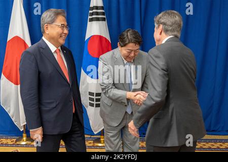 New York City, Usa. 22. September 2022. US-Außenminister Tony Blinken, links, schüttelt sich die Hände mit dem japanischen Außenminister Hayashi Yoshimasa und dem Außenminister der Republik Korea, Park Jin, links, vor dem Beginn ihres trilateralen Treffens am Rande der Sitzung der UN-Generalversammlung 77., am 22. September 2022, in New York City. Kredit: Ron Przysucha/Außenministerium Foto/Alamy Live Nachrichten Stockfoto