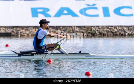 Racice, Tschechische Republik. 23. September 2022. Der Italiener Gabriel Soares tritt am 23. September 2022 in Racice, Tschechien, beim Leichtgewicht-Einzel-Sculls-Finale A während der Ruderweltmeisterschaften 2022 im Labe Arena Racice an. Quelle: Ondrej Hajek/CTK Photo/Alamy Live News Stockfoto