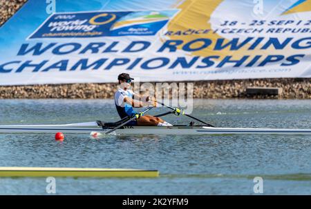 Racice, Tschechische Republik. 23. September 2022. Der Italiener Gabriel Soares tritt am 23. September 2022 in Racice, Tschechien, beim Leichtgewicht-Einzel-Sculls-Finale A während der Ruderweltmeisterschaften 2022 im Labe Arena Racice an. Quelle: Ondrej Hajek/CTK Photo/Alamy Live News Stockfoto