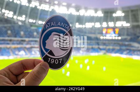 12. September 2021, Bergamo, Italien. Das Emblem des Fußballvereins Atalanta B.C. vor der Kulisse eines modernen Stadions. Stockfoto