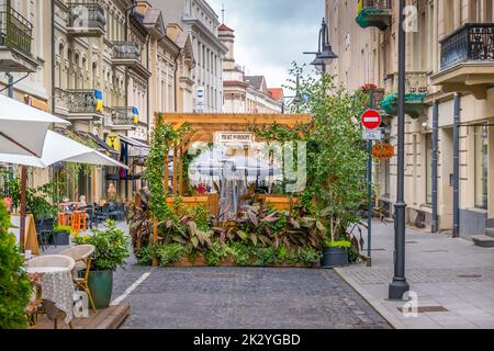 Vilnius, Litauen - 12. September 2022: Altstadt Von Vilnius. Blick auf die kleine gemütliche Vilnius Straße mit kleinen Geschäften und Cafés im Freien. Vilnius ist die Hauptstadt von Stockfoto