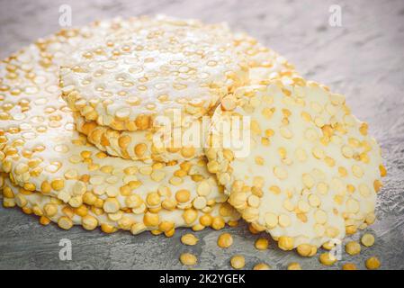 Traditionelle arabische, mit Zucker überzogene Kichererbsen-Süßigkeiten. Ägyptische orientalische Desserts in der Regel während der 'Prophet Muhammad's Birthday-feiern gegessen. Stockfoto