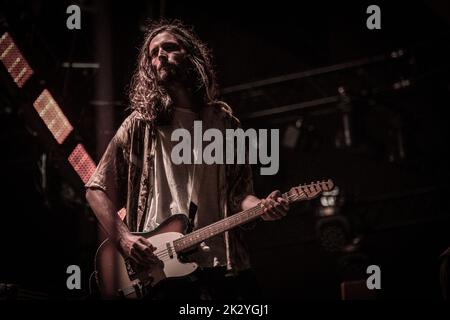 Roskilde, Dänemark. 02., 2022. Juli.die amerikanische Rockband The Strokes gibt ein Live-Konzert beim dänischen Musikfestival Roskilde Festival 2022 in Roskilde. Hier ist Gitarrist Nick Valensi live auf der Bühne zu sehen. (Foto: Gonzales Photo - Thomas Rasmussen). Stockfoto