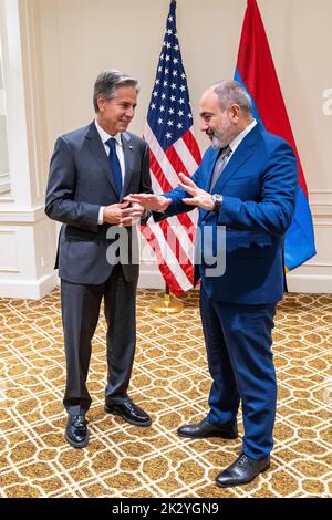 New York City, Usa. 22. September 2022. US-Außenminister Tony Blinken, links, unterhält sich mit dem armenischen Premierminister Nikol Pashinyan, rechts, vor dem Beginn ihres bilateralen Treffens am Rande der Sitzung der UN-Generalversammlung 77. am 22. September 2022 in New York City. Kredit: Ron Przysucha/Außenministerium Foto/Alamy Live Nachrichten Stockfoto