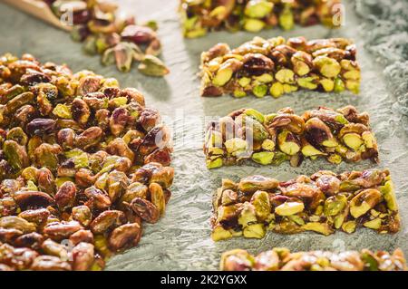 Arabisch traditionelle zuckerbeschichtete Pistazien Süßigkeiten. Ägyptisches orientalisches Dessert, das normalerweise während der „Geburtstagsfeier des Propheten Muhammad“ gegessen wird. Stockfoto