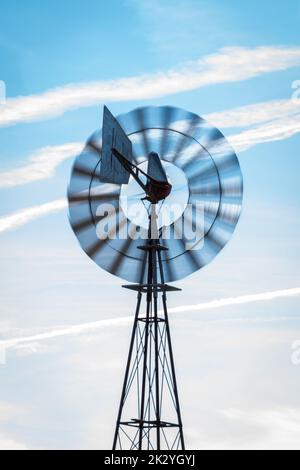Verzinkte Windmühle im amerikanischen Stil vor blauem Himmel im White Tank Mountain Regional Park in Waddell, Arizona. Stockfoto