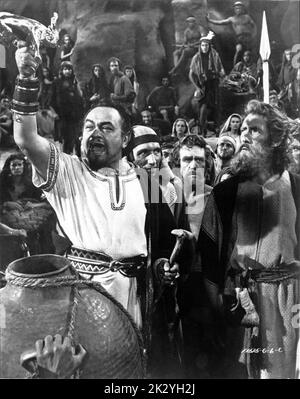 EDWARD G. ROBINSON und JOHN CARRADINE in DEN ZEHN GEBOTEN 1956 Regisseur CECIL B. DeMille Motion Pictures Associates / Paramount Pictures Stockfoto
