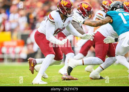 Landover, MD, USA. 11. September 2022. Das Verteidigungsende der Washington Commanders James Smith-Williams (96) stürzt den Passanten während des NFL-Spiels zwischen den Jacksonville Jaguars und den Washington Commanders im FedEx Field in Landover, MD. Reggie Hildred/CSM/Alamy Live News Stockfoto