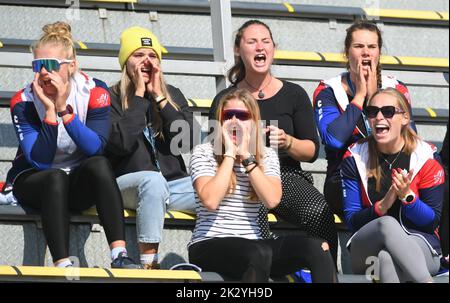 Racice, Tschechische Republik. 23. September 2022. Fans während des 6. Tages der Ruderweltmeisterschaften 2022 auf dem Labe Arena Racice am 23. September 2022 in Racice, Tschechische Republik. Kredit: Jan Stastny/CTK Foto/Alamy Live Nachrichten Stockfoto