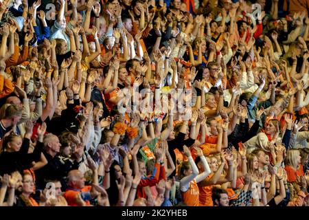 Arnhem, Niederlande. 23. September 2022. ARNHEM - Zuschauer während des Spiels Niederlande Kenia während des Eröffnungsspiels im GelreDome in Arnhem der Volleyball-Weltmeisterschaft der Frauen. ANP SANDER KING Credit: ANP/Alamy Live News Stockfoto