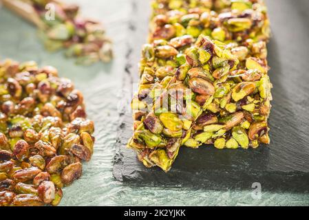 Arabisch traditionelle zuckerbeschichtete Pistazien Süßigkeiten. Ägyptisches orientalisches Dessert, das normalerweise während der „Geburtstagsfeier des Propheten Muhammad“ gegessen wird. Stockfoto