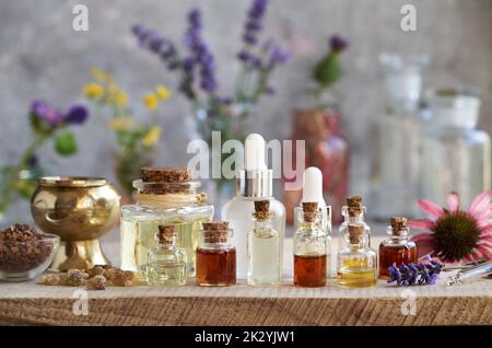 Auswahl aus ätherischen Ölen mit Weihrauch, Myrrhe, Lavendel, Echinacea und anderen Blüten Stockfoto