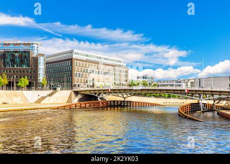 Brücke über die Spree und Blick auf die modernen Gebäude Berlins Stockfoto