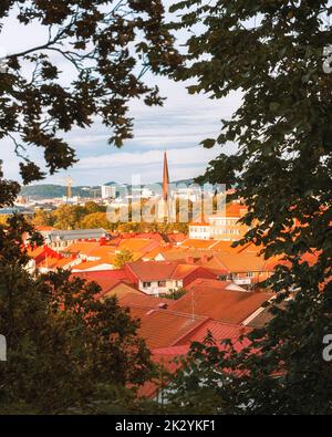 Haga kyrkan gothenburg schweden umrahmt von Herbstbäumen, die im untergehenden Sonnenlicht leuchten Stockfoto