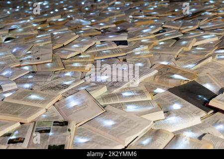 Utrecht, Niederlande. 23. September 2022. 2022-09-23 20:38:53 UTRECHT - eine Kunstinstallation im Zentrum von Utrecht aus 10.000 leuchtenden Büchern des spanischen Kunstkollektivs Luzinterruptus. Die Bücher wurden in den vergangenen Monaten von den Einwohnern von Utrecht anlässlich des Internationalen Literaturfestivals Utrecht (ILFU) gesammelt. ANP JEROEN JUMELET netherlands Out - belgium Out Credit: ANP/Alamy Live News Stockfoto
