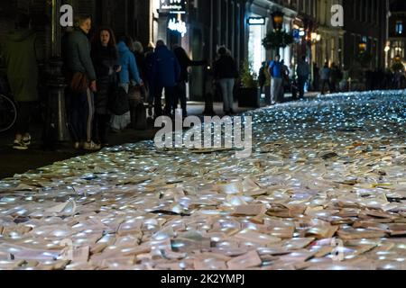 Utrecht, Niederlande. 23. September 2022. 2022-09-23 20:36:10 UTRECHT - eine Kunstinstallation im Zentrum von Utrecht aus 10.000 leuchtenden Büchern des spanischen Kunstkollektivs Luzinterruptus. Die Bücher wurden in den vergangenen Monaten von den Einwohnern von Utrecht anlässlich des Internationalen Literaturfestivals Utrecht (ILFU) gesammelt. ANP JEROEN JUMELET netherlands Out - belgium Out Credit: ANP/Alamy Live News Stockfoto