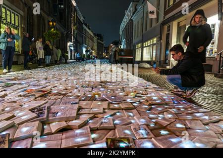 Utrecht, Niederlande. 23. September 2022. 2022-09-23 20:37:30 UTRECHT - eine Kunstinstallation im Zentrum von Utrecht aus 10.000 leuchtenden Büchern des spanischen Kunstkollektivs Luzinterruptus. Die Bücher wurden in den vergangenen Monaten von den Einwohnern von Utrecht anlässlich des Internationalen Literaturfestivals Utrecht (ILFU) gesammelt. ANP JEROEN JUMELET netherlands Out - belgium Out Credit: ANP/Alamy Live News Stockfoto