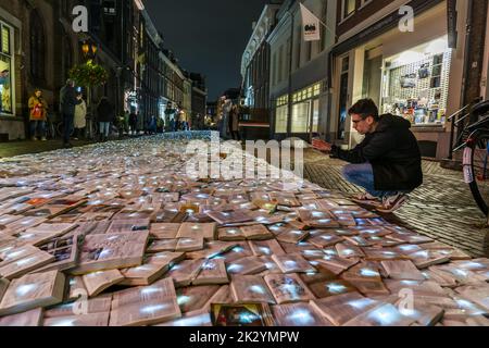 Utrecht, Niederlande. 23. September 2022. 2022-09-23 20:37:37 UTRECHT - eine Kunstinstallation im Zentrum von Utrecht aus 10.000 leuchtenden Büchern des spanischen Kunstkollektivs Luzinterruptus. Die Bücher wurden in den vergangenen Monaten von den Einwohnern von Utrecht anlässlich des Internationalen Literaturfestivals Utrecht (ILFU) gesammelt. ANP JEROEN JUMELET netherlands Out - belgium Out Credit: ANP/Alamy Live News Stockfoto