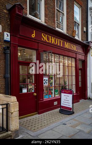 Schott Music London – ein seit langem etabliertes Notengeschäft, das auch Bücher und CDs anbietet. Teil von Schott Music wurde 1770 gegründet. 48 Great Marlborough Street Stockfoto