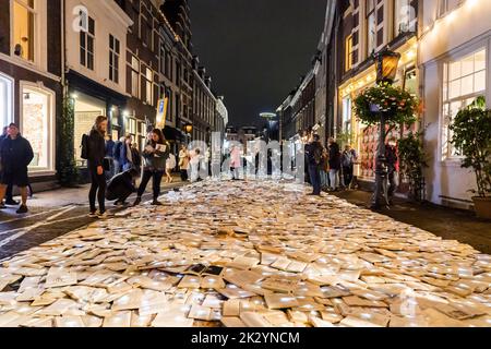 Utrecht, Niederlande. 23. September 2022. 2022-09-23 20:58:21 UTRECHT - eine Kunstinstallation im Zentrum von Utrecht aus 10.000 leuchtenden Büchern des spanischen Kunstkollektivs Luzinterruptus. Die Bücher wurden in den vergangenen Monaten von den Einwohnern von Utrecht anlässlich des Internationalen Literaturfestivals Utrecht (ILFU) gesammelt. ANP JEROEN JUMELET netherlands Out - belgium Out Credit: ANP/Alamy Live News Stockfoto