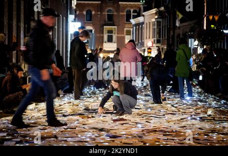Utrecht, Niederlande. 23. September 2022. 2022-09-23 20:55:46 UTRECHT - eine Kunstinstallation im Zentrum von Utrecht aus 10.000 leuchtenden Büchern des spanischen Kunstkollektivs Luzinterruptus. Die Bücher wurden in den vergangenen Monaten von den Einwohnern von Utrecht anlässlich des Internationalen Literaturfestivals Utrecht (ILFU) gesammelt. ANP JEROEN JUMELET netherlands Out - belgium Out Credit: ANP/Alamy Live News Stockfoto
