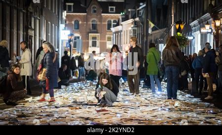 Utrecht, Niederlande. 23. September 2022. 2022-09-23 20:55:57 UTRECHT - eine Kunstinstallation im Zentrum von Utrecht aus 10.000 leuchtenden Büchern des spanischen Kunstkollektivs Luzinterruptus. Die Bücher wurden in den vergangenen Monaten von den Einwohnern von Utrecht anlässlich des Internationalen Literaturfestivals Utrecht (ILFU) gesammelt. ANP JEROEN JUMELET netherlands Out - belgium Out Credit: ANP/Alamy Live News Stockfoto