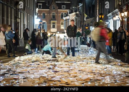 Utrecht, Niederlande. 23. September 2022. 2022-09-23 20:53:08 UTRECHT - eine Kunstinstallation im Zentrum von Utrecht aus 10.000 leuchtenden Büchern des spanischen Kunstkollektivs Luzinterruptus. Die Bücher wurden in den vergangenen Monaten von den Einwohnern von Utrecht anlässlich des Internationalen Literaturfestivals Utrecht (ILFU) gesammelt. ANP JEROEN JUMELET netherlands Out - belgium Out Credit: ANP/Alamy Live News Stockfoto