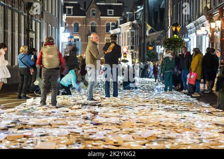 Utrecht, Niederlande. 23. September 2022. 2022-09-23 20:53:03 UTRECHT - eine Kunstinstallation im Zentrum von Utrecht aus 10.000 leuchtenden Büchern des spanischen Kunstkollektivs Luzinterruptus. Die Bücher wurden in den vergangenen Monaten von den Einwohnern von Utrecht anlässlich des Internationalen Literaturfestivals Utrecht (ILFU) gesammelt. ANP JEROEN JUMELET netherlands Out - belgium Out Credit: ANP/Alamy Live News Stockfoto