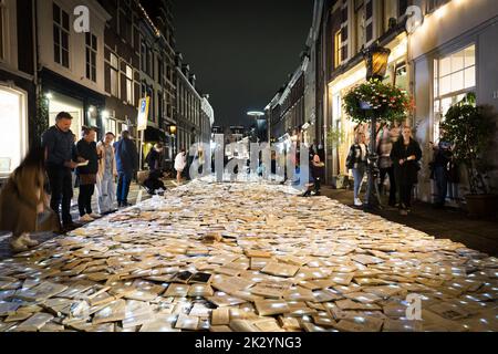 Utrecht, Niederlande. 23. September 2022. 2022-09-23 20:53:49 UTRECHT - eine Kunstinstallation im Zentrum von Utrecht aus 10.000 leuchtenden Büchern des spanischen Kunstkollektivs Luzinterruptus. Die Bücher wurden in den vergangenen Monaten von den Einwohnern von Utrecht anlässlich des Internationalen Literaturfestivals Utrecht (ILFU) gesammelt. ANP JEROEN JUMELET netherlands Out - belgium Out Credit: ANP/Alamy Live News Stockfoto
