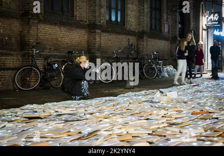 Utrecht, Niederlande. 23. September 2022. 2022-09-23 20:41:37 UTRECHT - eine Kunstinstallation im Zentrum von Utrecht aus 10.000 leuchtenden Büchern des spanischen Kunstkollektivs Luzinterruptus. Die Bücher wurden in den vergangenen Monaten von den Einwohnern von Utrecht anlässlich des Internationalen Literaturfestivals Utrecht (ILFU) gesammelt. ANP JEROEN JUMELET netherlands Out - belgium Out Credit: ANP/Alamy Live News Stockfoto