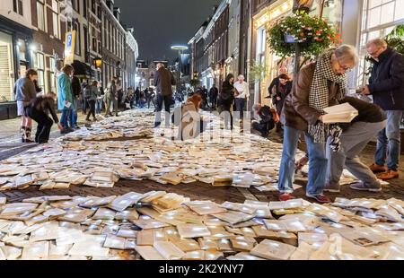 Utrecht, Niederlande. 23. September 2022. 2022-09-23 21:02:54 UTRECHT - eine Kunstinstallation im Zentrum von Utrecht aus 10.000 leuchtenden Büchern des spanischen Kunstkollektivs Luzinterruptus. Die Bücher wurden in den vergangenen Monaten von den Einwohnern von Utrecht anlässlich des Internationalen Literaturfestivals Utrecht (ILFU) gesammelt. ANP JEROEN JUMELET netherlands Out - belgium Out Credit: ANP/Alamy Live News Stockfoto