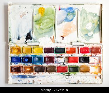 Alte und gut benutzte Windsor und Newton Artists Watercolor Paint Dose Box Stockfoto