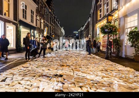 Utrecht, Niederlande. 23. September 2022. 2022-09-23 20:58:21 UTRECHT - eine Kunstinstallation im Zentrum von Utrecht aus 10.000 leuchtenden Büchern des spanischen Kunstkollektivs Luzinterruptus. Die Bücher wurden in den vergangenen Monaten von Einwohnern von Utrecht anlässlich des Internationalen Literaturfestivals Utrecht (ILFU) gesammelt. ANP JEROEN JUMELET netherlands Out - belgium Out Credit: ANP/Alamy Live News Stockfoto