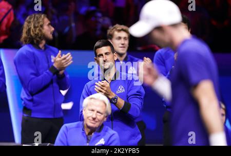 Novak Djokovic vom Team Europe feiert, nachdem Andy Murray am ersten Tag des Laver Cup in der Londoner Arena O2 den ersten Satz seines Spiels gegen Alex Di Minaur gewonnen hat. Bilddatum: Freitag, 23. September 2022. Stockfoto