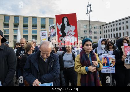 Berlin, Deutschland. 23. September 2022. Protest in Berlin am Pariser Platz am 23. September 2022 über den Tod des Iraners Mahsa Amini. Viele Frauen schneiden sich in Berlin die Haare als Zeichen von Protest und Solidarität. Die Demonstranten in Berlin protestierten gegen das Regime von Präsident Ebrahim Raisi und die strengen Kleidervorschriften, unter denen insbesondere Frauen im Iran leiden. Amini war eine iranische Frau kurdischer Herkunft. Mahsa Amini wurde von der iranischen Moralpolizei verhaftet, weil er den hijÄb in der Öffentlichkeit angeblich nicht richtig trug. Amini fiel ins Koma und starb drei Tage nach ihrer Inhaftierung auf der Intensivstation Stockfoto