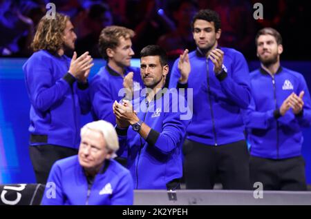 Novak Djokovic vom Team Europe feiert, nachdem Andy Murray am ersten Tag des Laver Cup in der Londoner Arena O2 den ersten Satz seines Spiels gegen Alex Di Minaur gewonnen hat. Bilddatum: Freitag, 23. September 2022. Stockfoto