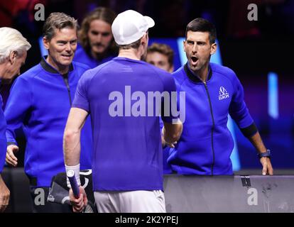 Novak Djokovic vom Team Europe feiert, nachdem Andy Murray am ersten Tag des Laver Cup in der Londoner Arena O2 den ersten Satz seines Spiels gegen Alex Di Minaur gewonnen hat. Bilddatum: Freitag, 23. September 2022. Stockfoto
